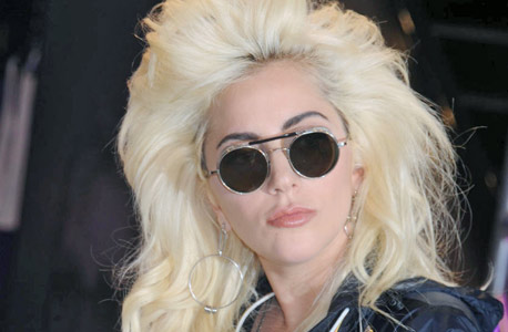 ליידי גאגא וה- Hardy Amies שלה. הסלבס הם לקוחות קבועים