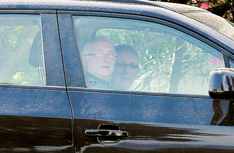 יוסי גליקסמן במכוניתו , צילום: נמרוד גליקמן