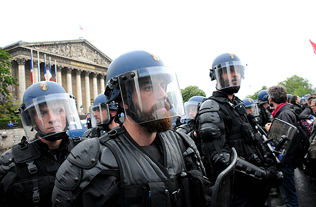 המשטרה מפזרת את המפגינים בהפגנות בפריז אתמול, צילום: אם סי טי