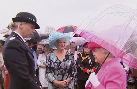 המלכה משוחחת עם קצינת המשטרה, צילום: איי פי