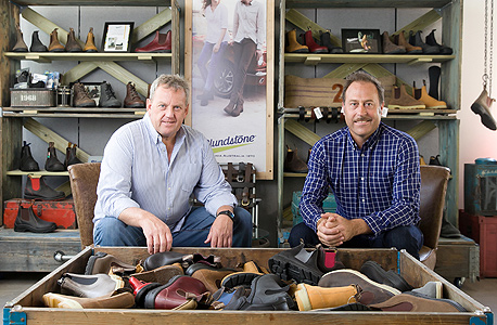 מימין אדם בלאק מעצב ראשי בלנדסטון העולמית וסטיב גאן מנכ"ל החברה. "אנשים נקשרים לנעליים שהיו איתם ברגעים מיוחדים"