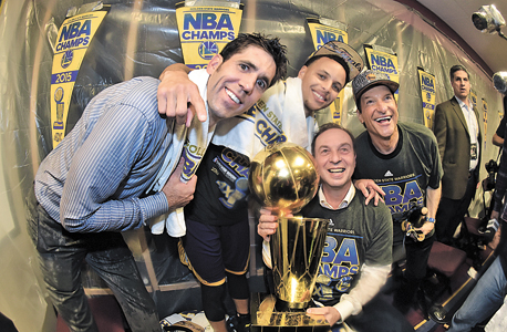 מימין: הבעלים גובר ולאקוב, קארי והמנכ"ל מאיירס עם גביע ה־NBA, 2015. לאקוב: "שום דבר פה לא קרה במקרה"