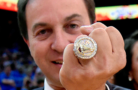 לאקוב מציג את טבעת האליפות שלו, שיהלום אחד שובץ בה עבור כל משחק שבו ניצחה הווריורס מאז 2010, צילום: אי פי איי