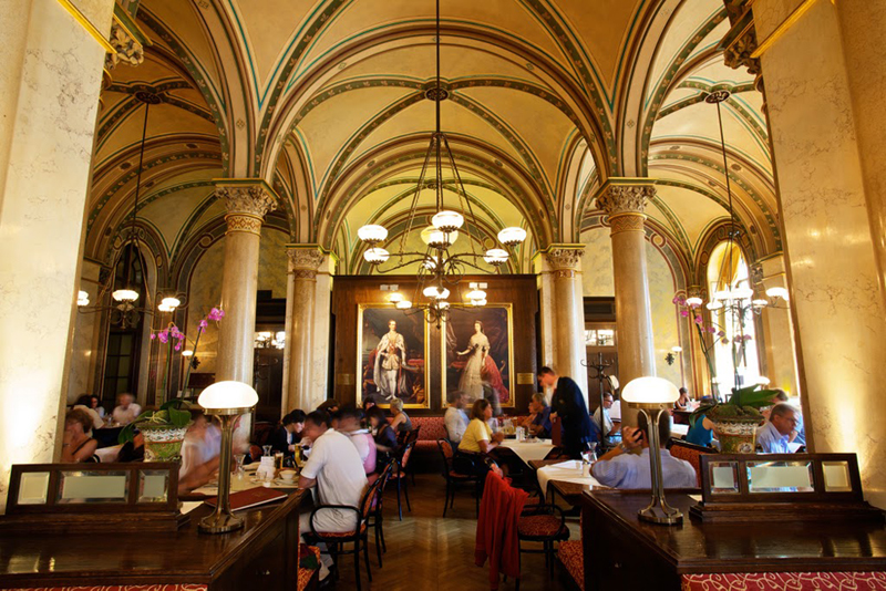 קפה סנטרל בוינה, אוסטריה. יש זמן לאכול שטרודל, צילום: Café Central at Palais Ferstel, Vienna