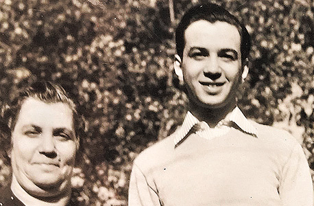 1941. מורטון מנדל, בן 19, ואמו רוז בקליבלנד, אוהיו