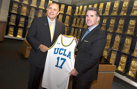 קווין פלאנק, הבעלים של אנדר ארמור (מימין) ודן גררו, מנהל טכני UCLA. נייקי ואנדר ארמור במירוץ, צילום: אם סי טי
