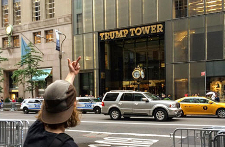 לא מעטים מפגינים את דעתם על טראמפ מול המגדל שלו בשדרה החמישית, צילום: instagram/jomphe666