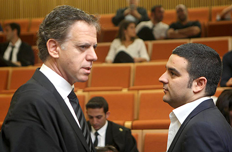 מימין: אורן קובי ועו"ד אהוד גינדס בבית המשפט (ארכיון), צילום: עמית שעל