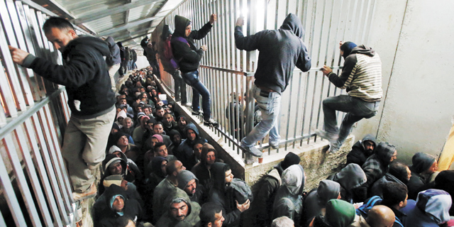 עובדים פלסטינים במחסום (ארכיון), צילום: שאול גולן