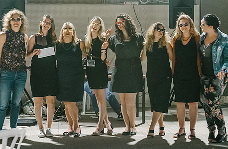 המתמודדות בתחרות הנשים היזמיות: ענת כץ (מימין), תאיר קובלסקי, נועה מוצפי, מייסדת מרקספייס ספיר שפיגל, מיכל מיכאלי, הזוכה שרון עזרא והזוכה במקום השני ענת שפרלינג 