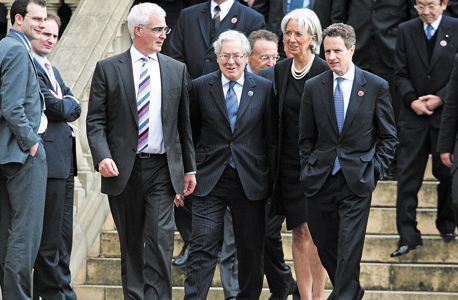 קינג (שני משמאל) בפסגת החירום באוקטובר 2008 עם שרי האוצר דאז: האנגלי אליסטר דרלינג, הצרפתייה כריסטין לגארד והאמריקאי טימותי גייטנר. "כשלים רציניים שרלבנטיים עד היום"