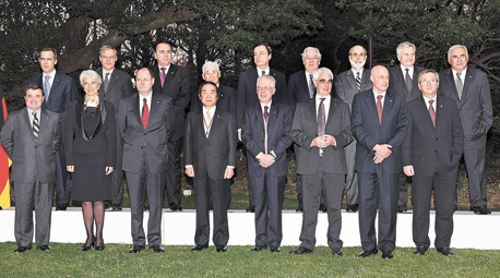 קינג (רביעי מימין בשורה העליונה) עם שרי האוצר והבנקאים המרכזיים בעוד פסגה של ה־G7 ב־2008. "היה שיתוף פעולה, אבל בתוך שנה כל זה די מת" 