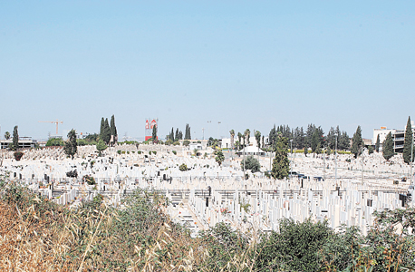 חלקת הקברים בבית העלמין סגולה בפ"ת, צילום: עמית שעל