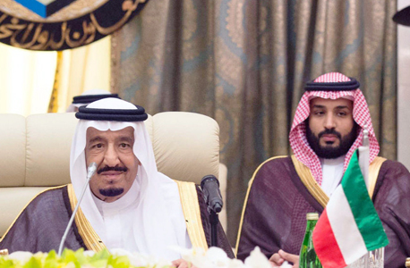 מימין: הנסיך מוחמד בן סלמן עם אביו המלך הסעודי, צילום: אי פי איי