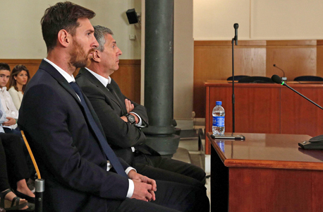 מסי ואבי בבית המשפט בברצלונה, צילום: איי אף פי