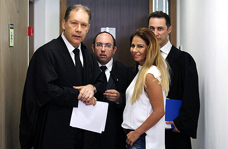 ענבל אור עם עו"ד אילן בומבך (משמאל), צילום: עמית שעל