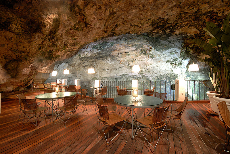 מסעדת גרוטה פלאצזה. כבר במאה ה-18 בני האצולה המקומיים השתמשו במקום לעריכת נשפים, צילום: grottapalazzese.it