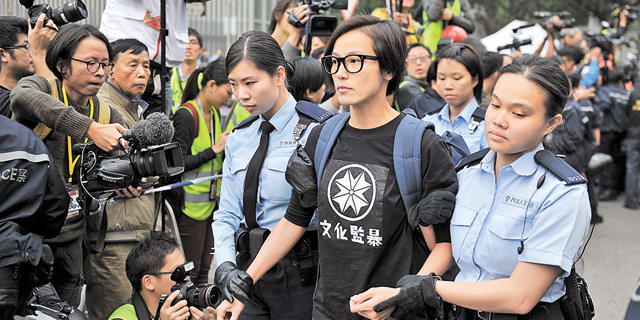 זמרת מהונג קונג נגד מותג הקוסמטיקה לנקום: &quot;נכנעתם לבריונות סינית&quot;