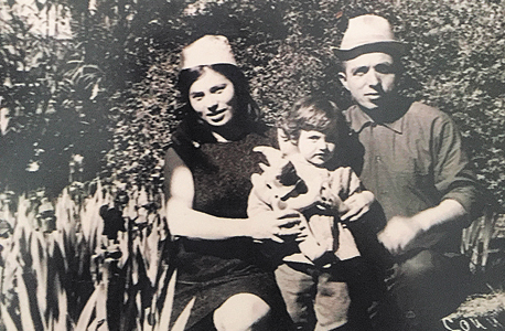 1970. ננה שרייר בת השנתיים עם הוריה רעיה ואליושה בקובולטי, עיר קיט בגיאורגיה