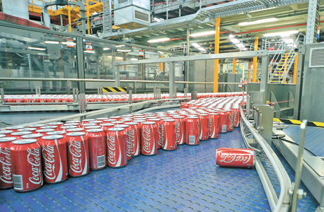 קו ייצור של קוקה קולה, צילום: בלומברג