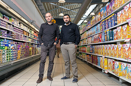 מוחמד (מימין) ובלאל סלאח. "מאוד מקווים שהציבור הישראלי ירצה לקנות מניות של חברה ערבית"
