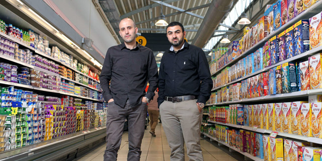 מוחמד (מימין) ובלאל סלאח. "מאוד מקווים שהציבור הישראלי ירצה לקנות מניות של חברה ערבית", צילום: עמית שעל