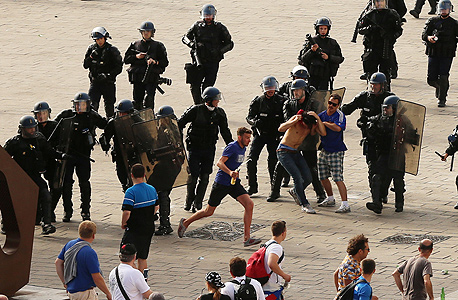 אוהדים של נבחרת רוסיה מתעמתים עם שוטרים צרפתים במהלך יורו 2016. החוליגנים הרוסים התאמנו במשך חודשים