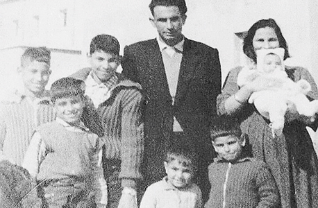 1966. משה כחלון בן ה־6 (למטה במרכז), עם ההורים מיסה ויהודה ואחיו, גבעת אולגה