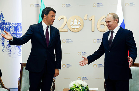 מימין נשיא רוסיה ולדימיר פוטין וראש ממשלת איטליה מתאו רנצי, צילום: איי פי