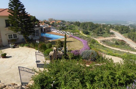 בריכת שחייה בגן נר שנבנתה על שטח ציבורי, צילום: רשות מקרקעי ישראל