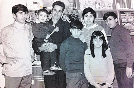סולימני (משמאל) כנער עם הוריו וארבעה מאחיו. "איפה גדלתי? איך סוגרים את כל החסכים האלה? אני סוגר אותם עד היום, בלי בושה"