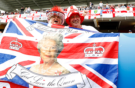 אוהדי נבחרת אנגליה עם דגל בריטניה. דן רובין, עו"ד מתמחה בהגירה: "יציאה מהוגש תבריח הרבה כישרונות צעירים מאנגליה. זה ימנע מקבוצות להחתים שחקנים איכותיים מאירופה. הולך להיות בלגן" , צילום: רויטרס