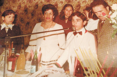 1978 - איציק בנבנישתי בבר המצווה שלו, עם הוריו אהרון ורבקה