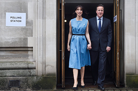 ראש ממשלת בריטניה דיוויד קמרון ואשתו סמנתה אחרי ההצבעה, צילום: אי פי איי