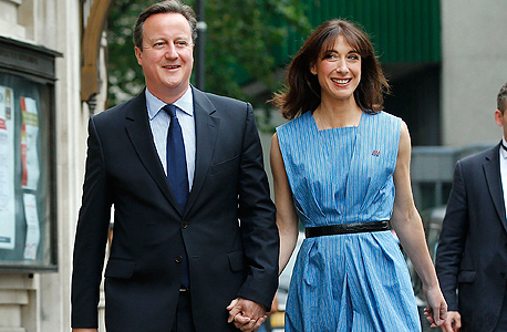 ראש ממשלת בריטניה דיוויד קמרון ואשתו סמנתה בדרך להצביע. אתמול, צילום: איי פי