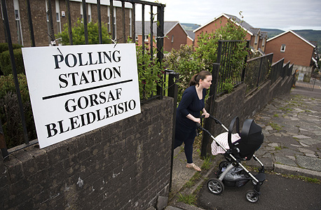 משאל העם בריטניה האיחוד האירופי אם עם תינוק מצביעה ב ווילס, צילום: גטי אימג'ס