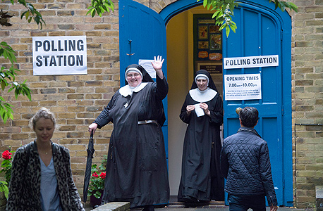 נזירות אחרי ההצבעה בלונדון, צילום: אי פי איי