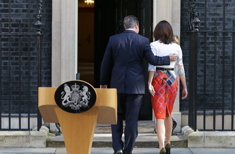 דיוויד וסופי קמרון לאחר ההתפטרות מראשות ממשלת בריטניה
