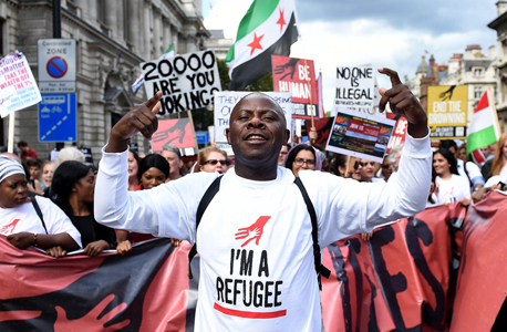 הפגנה למען כניסת פליטים לבריטניה בלונדון 2015. הסוגיות הכלכליות של השתתפות בריטניה בנטל הכלכלי במימון מוסדות האיחוד ותקציבו עומדות במרכז המשאל, אך הטריגר קשור לאירועים במזרח התיכון