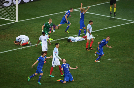 שחקני נבחרת איסלנד חוגגים. האנגלים לא, צילום: גטי אימג