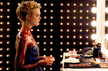 מתוך "דוגמניות ושדים" מתוך "דוגמניות ושדים"