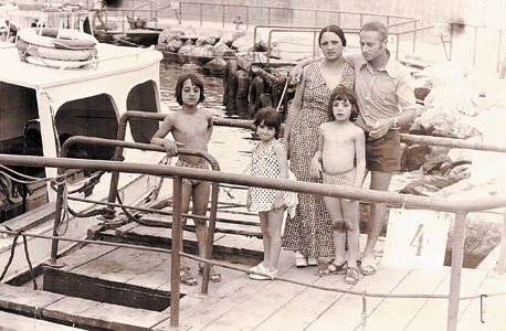 1973. איתן יוחננוף בן ה־6 (מימין) עם הוריו מרדכי ואילנה ואחיו גיורא ושרית, לחוף הים האדום