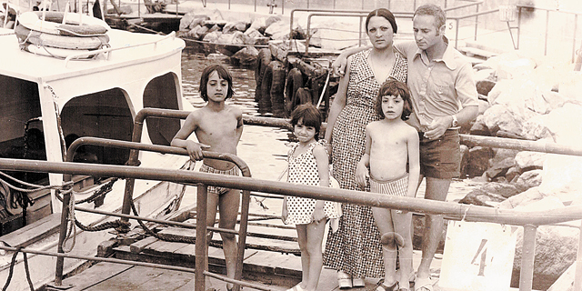1973. איתן יוחננוף בן ה־6 (מימין) עם הוריו מרדכי ואילנה ואחיו גיורא ושרית, לחוף הים האדום