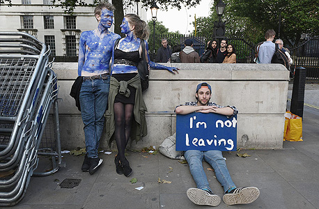 תומכים בהישארות באיחוד מול מעון ראש ממשלת בריטניה בלונדון, למחרת המשאל. "מעולם לא הרגשתי כזאת אי־ודאות לגבי עתיד החברה שלי", צילום: גטי אימג