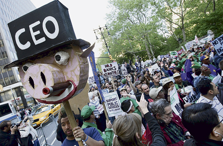 הפגנה בניו יורק נגד הבנקים בעקבות המשבר. "נוצר נתק נורא"