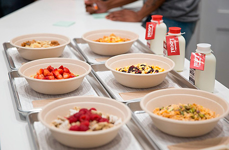 קערות דגני הבוקר במסעדה של קלוגס. המחיר גבוה ממחיר קופסת קורנפלקס גדולה