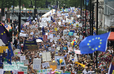 הפגנה בלונדון, היום, נגד פרישה מהאיחוד האירופי. שלטים עם הכיתוב "Bremain"