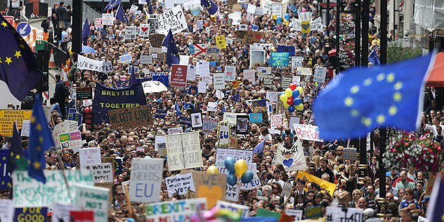 הפגנה בלונדון, היום, נגד פרישה מהאיחוד האירופי. שלטים עם הכיתוב "Bremain", צילום: איי פי