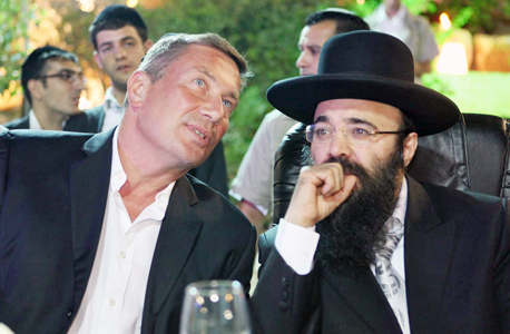 דנקנר (משמאל) עם הרב יעקב איפרגן בהילולה ב־2010, צילום: אוראל כהן