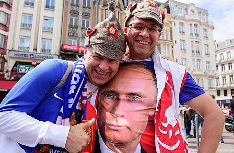 אוהדי נבחרת רוסיה עם חולצה של ולדימיר פוטין